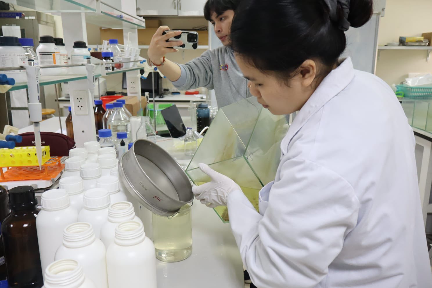 ໂຄງການ GAMCIL ຢ້ຽມຢາມ ແລະ ແລກປ່ຽນບົດຮຽນກັບ ມະຫາວິທະຍາໄລວິທະຍາສາດ ແລະ ເຕັກໂນໂລຢີ ຮ່າໂນ້ຍ.  GAMCIL Project visits and exchanges lessons with Hanoi University of Science and Technology